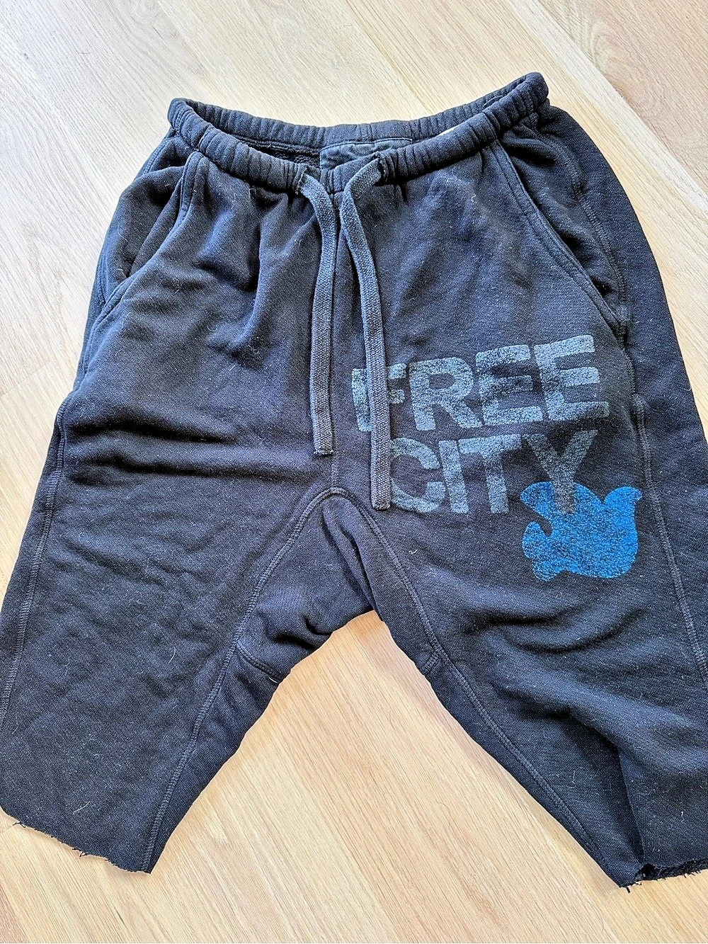 Women’s Free City Graphic cut off sweats in Black